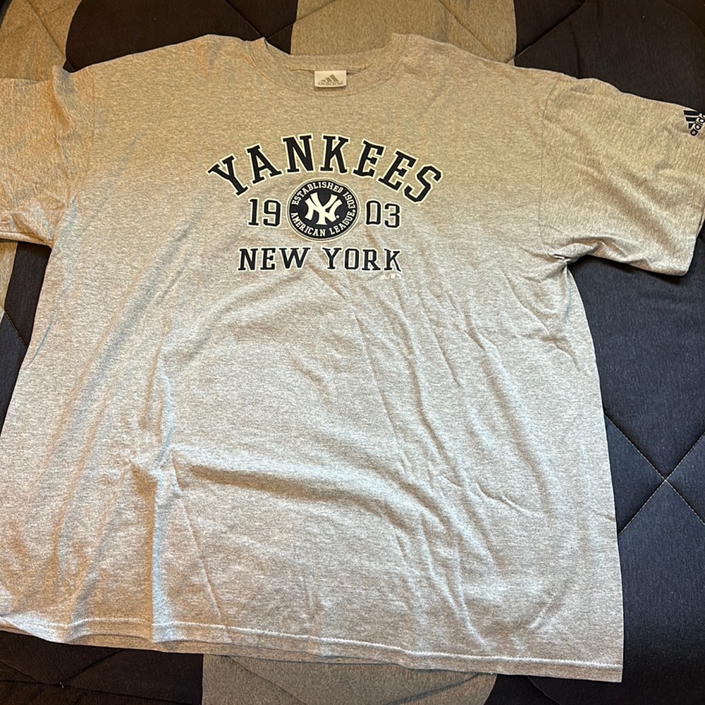 Men’s New York Yankees T-Shirt.  Adidas XL.